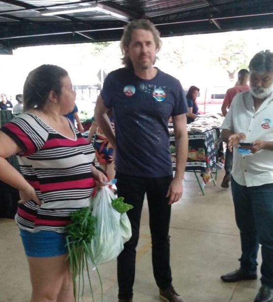 Zeca Dirceu visita a feira do produtor rural de Cianorte e reforça compromisso com a agricultura