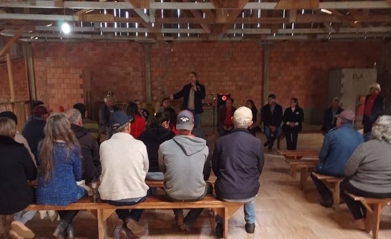 Em Santa Maria do Oeste, Zeca Dirceu visita assentamento