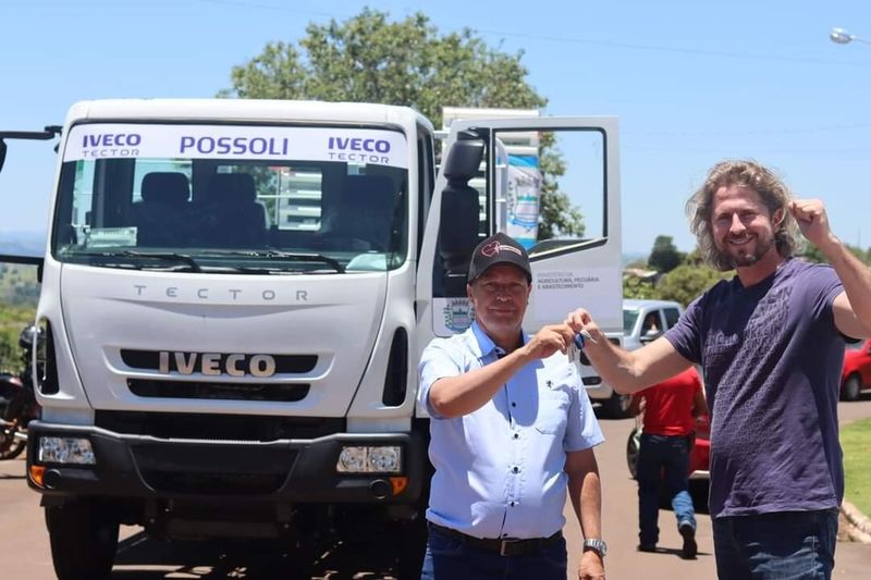 Zeca Dirceu faz entrega de caminhão à Altamira do Paraná
