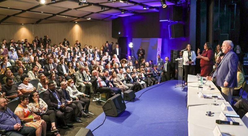 Zeca Dirceu participa de reunião de encerramento dos grupos de transição