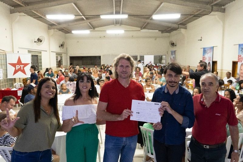 Em Cruzeiro do Oeste, Zeca Dirceu comemora vitória com apoiadores