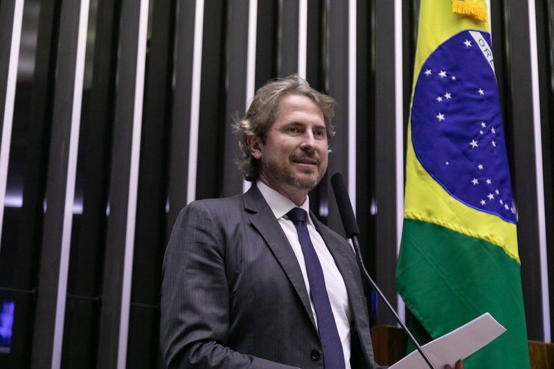 Destaque de Zeca Dirceu garante lotéricas como operadoras de serviços bancários