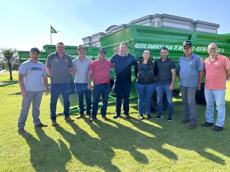 Associações rurais de Mercedes recebem equipamentos agrícolas