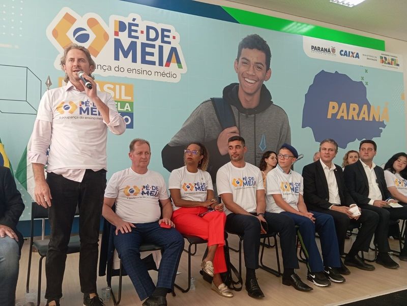 Programa Pé-de-Meia irá beneficiar 89 mil estudantes da rede pública no Paraná