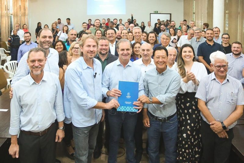 “Educação é prioridade”, diz Zeca Dirceu em anúncio de IFPR em Maringá