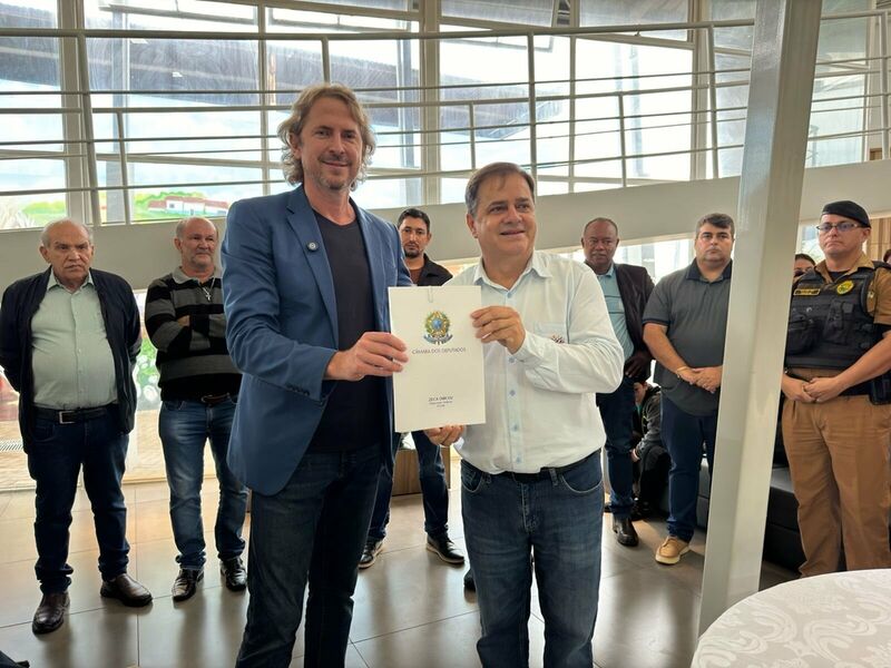 Zeca Dirceu participa da reinauguração da prefeitura de São Manoel do Paraná e entrega R$ 350,6 mil para a saúde do município