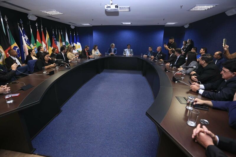 Zeca Dirceu recebe lideranças do Paraná em Brasília