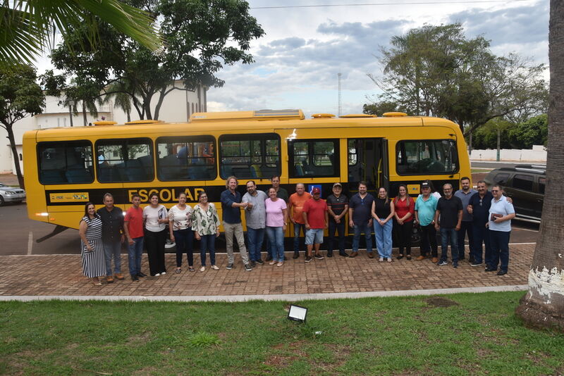 Zeca Dirceu entrega ônibus escolar e anuncia R$ 2 milhões em recursos federais para Nova Londrina