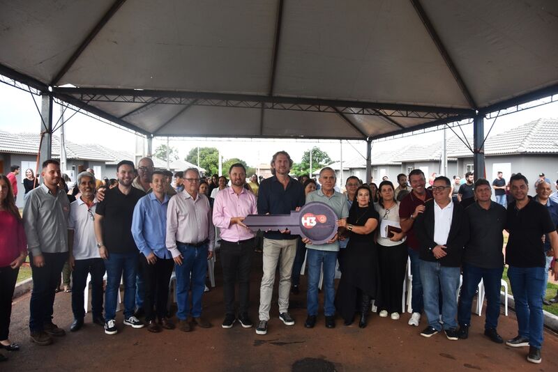 Zeca Dirceu comemora entrega de casas populares em Loanda e anuncia novos recursos federais