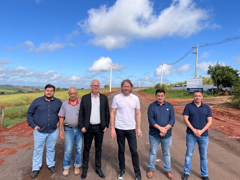 Zeca Dirceu entrega pavimentação rural em Perobal e anuncia novos investimentos
