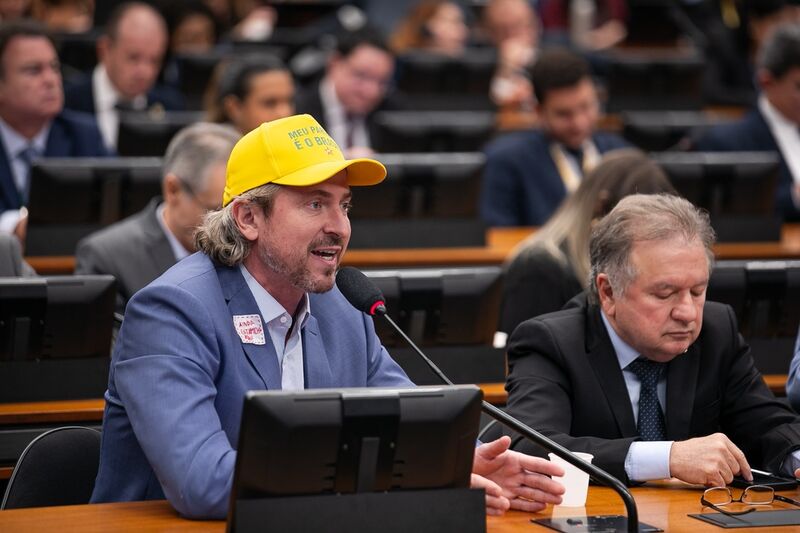 Zeca Dirceu defende cassação imediata do mandato de Eduardo Bolsonaro