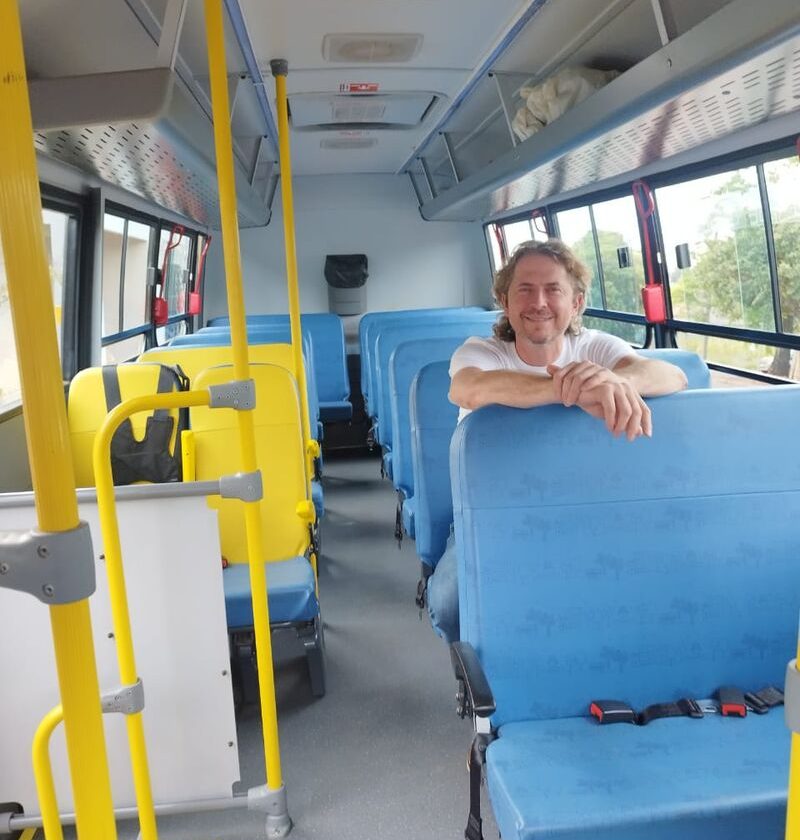 Santo Antônio do Sudoeste recebe novo ônibus escolar por meio do PAC 2025; Zeca Dirceu destaca importância do investimento