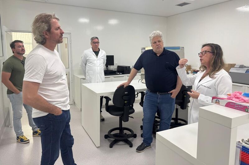 Zeca Dirceu visita laboratório da Unicentro e discute necessidade de recursos federais para levar tecnologia ao SUS