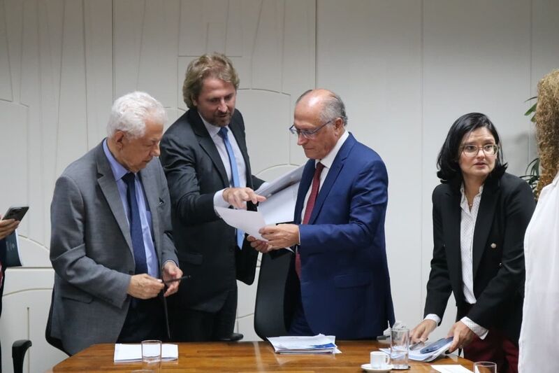 Zeca Dirceu reforça apoio à Zona de Processamento de Exportação de Umuarama em audiência com Alckmin