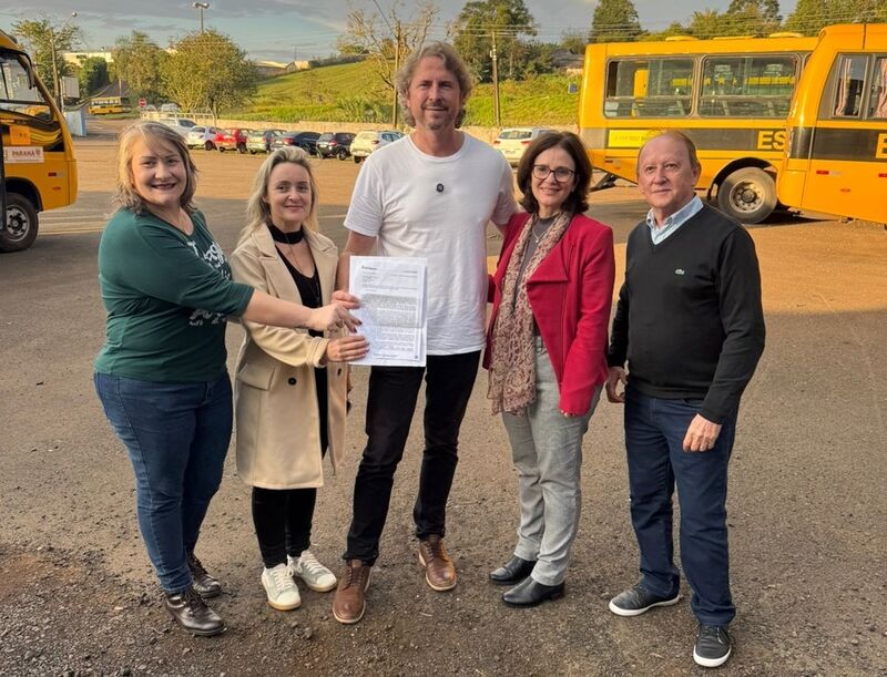 Mais de R$ 13 milhões em educação: Zeca Dirceu visita obras e entrega ônibus escolar em Pato Branco