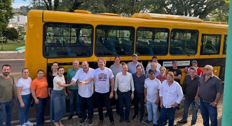 Zeca Dirceu entrega ônibus escolar de R$ 497 mil e anuncia novos investimentos em habitação para Verê