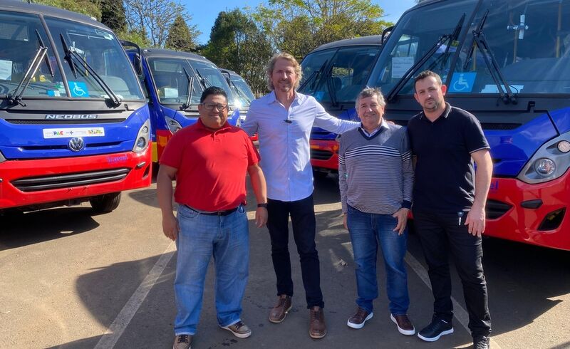Capitão Leônidas Marques recebe novo micro-ônibus para transporte de pacientes do SUS