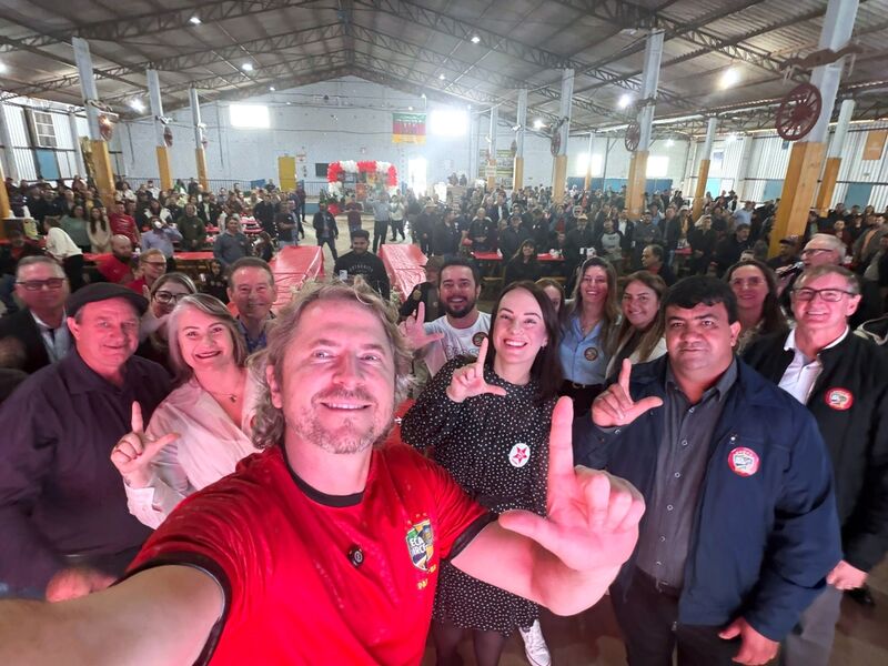 ‘Zeca nunca soltou a nossa mão’: lideranças homenageiam deputado em encontro com 600 pessoas no Sudoeste
