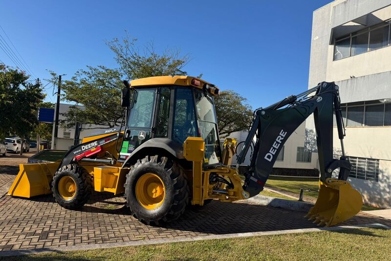 Agricultores de Renascença recebem retroescavadeira com emenda de R$ 440 mil de Zeca Dirceu
