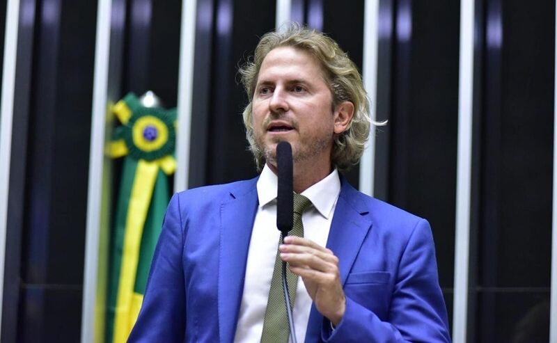 “Dinheiro público não pode financiar propaganda de bets”, defende Zeca Dirceu ao apresentar projeto de lei