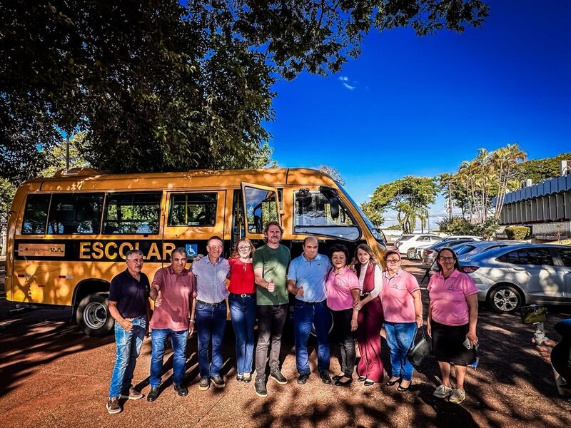 Estudantes de Assis Chateaubriand ganham novo micro-ônibus para transporte escolar
